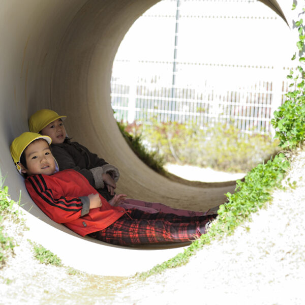 そんなに慌てて<br />
どこに行くの？<br />
ここにおいでよ。<br />
静かだよ。