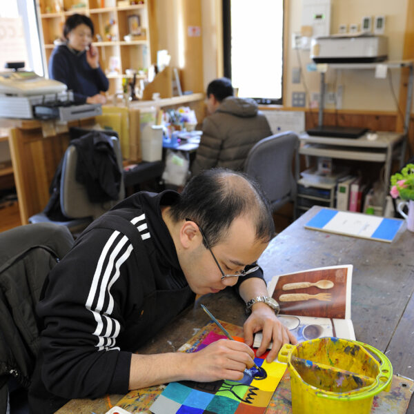 好きだから、描いているだけさ。<br />
楽しいから、 描いているだけさ。<br />
褒めてくれたら嬉しいよ。<br />
でも、褒められなくたって、嬉しいよ。<br />
まわりは関係ないのさ。<br />
絵が好きなのは、僕だもの。