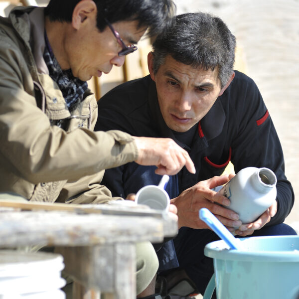 陶芸のことを、考えているとき、<br />
俺は、<br />
自分のことを忘れている。<br />
でもそれが、たまらなく、<br />
「生きている」って感じがする。<br />
自分のことを忘れているのに、<br />
「生きている」って感じるんだ。<br />
不思議だなあ。